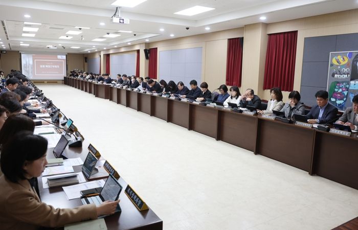 강남구, ‘종이 없는 스마트 회의’ 도입...펜 대신 태블릿, 회의 문화를 바꾸다!