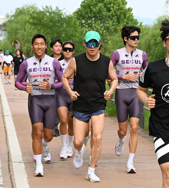 오세훈 서울시장이 5.31.(토) 뚝섬한강공원에서 열리고 있는 ‘제2회 쉬엄쉬엄 한강 3종 축제’ 달리기 종목에 참가하고 있다.