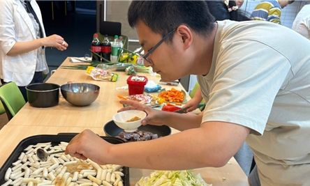 인천시장애인주거전환지원센터가 운영하는 단기자립생활주택에 거주하는 김성탄(24) 씨가 지난달 23일 열린 5월 공유밥상 프로그램에 참여해 떡볶이를 만들고 있다