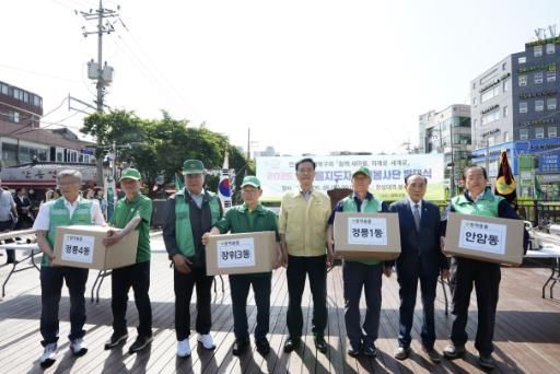 이승로 성북구청장(오른쪽 네 번째)이 새마을 방역봉사대 대표에게 방역물품을 전달했다.