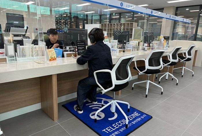 학하동 행정복지센터에 설치된 조청기를 시연하고 있다.