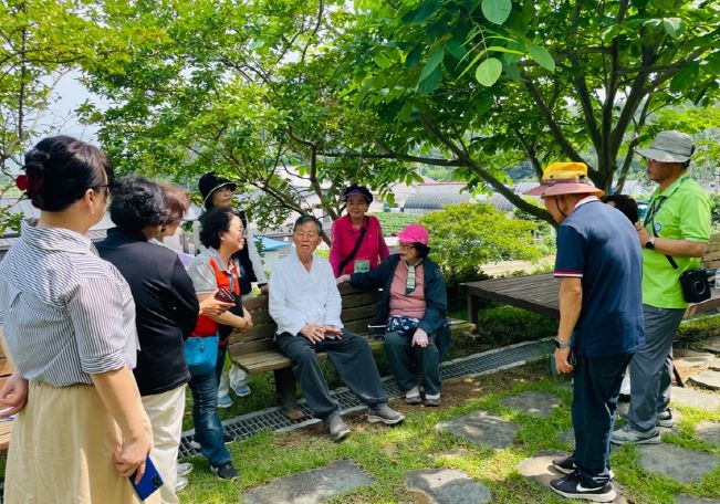 17일 달긷는집 앞에서 한승원 작가의 강의를 듣는 참여자들