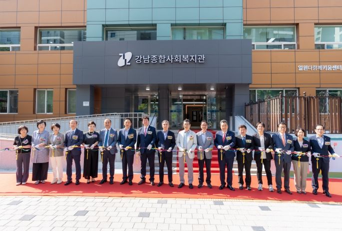 행사에 참석한 강남구의회 의원들(첫 번째 줄 좌측에서 8번째 이호귀 의장, 우측에서 5번째 이동호 운영위원장, 1번째 강을석 행정안전위원장, 좌측에서 3번째 이도희 경제도시위원장, 5번째 김현정 복지문화위원장 )