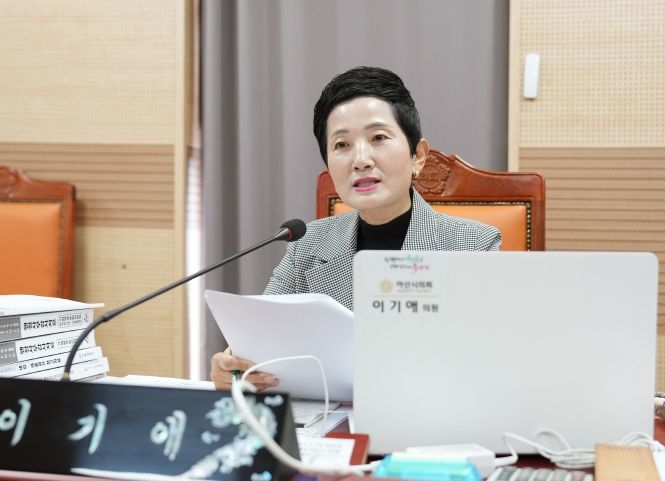 이기애 의원이 제259회 아산시의회 제1차 정례회 중 행정사무감사를 펼치고 있다.