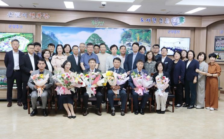 보은군, 2025년도 상반기 퇴직준비교육 이임 및 명예퇴임식 개최-이퇴임자들이 후배공무원들과 기념사진