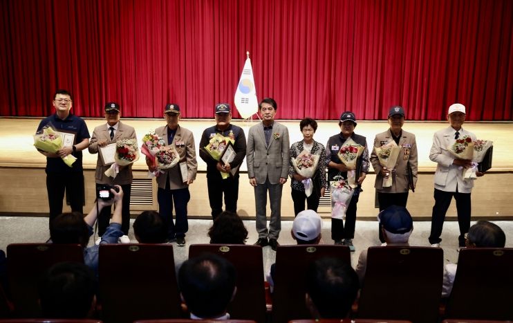 보은군, 6·25전쟁 75주년 맞아 보훈정신 되새겨-유공자 표창 단체사진