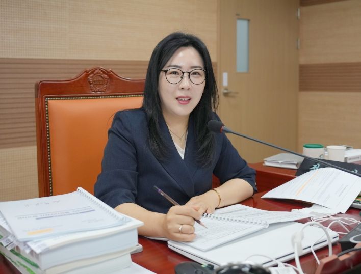 제259회 제1차 정례회 교육청소년과 행정사무감사하는 김은아 의원