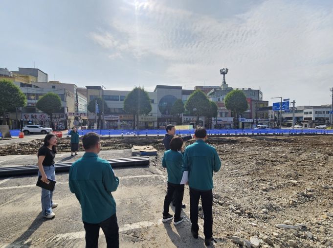 조길형 충주시장, 여름철 물놀이 시설 등 주요현장 점검(중앙어울림시장 임시주차장 조성 현장 점검)