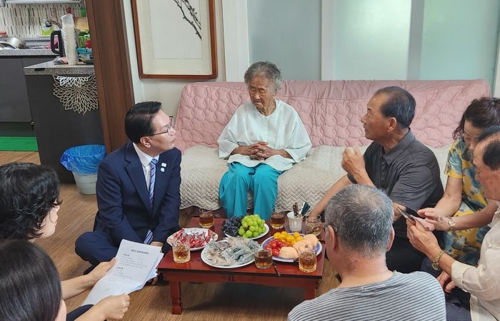 고창군, 제80주년 광복절 맞아 독립유공자 후손 위문, 명패 달아드리기