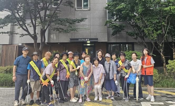 성북구 장위3동 어르신들, ‘동네 청소 봉사활동’으로 쾌적한 마을 조성