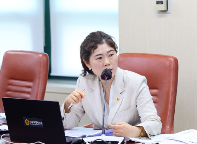 구미경 서울시의원이 경제실을 대상으로 질의를 하고 있다