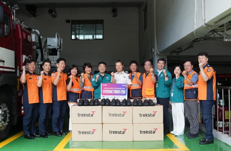 부산 남구청, 의용소방대원 안전장비 지원... 기동화 63켤레 전달