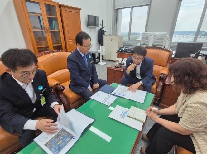 유희태 완주군수, 한병도 예결위원장 만나 국비 요청