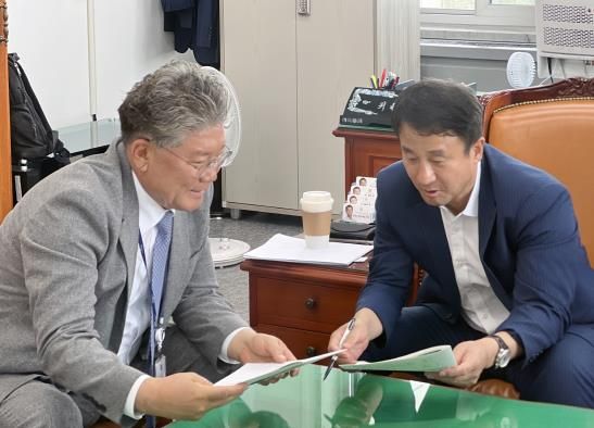 장세일 영광군수가 지난 8일 한병도 국회 예결위원장을 만나 지역 핵심 현안사업 지원을 건의했다. 영광군 제공.