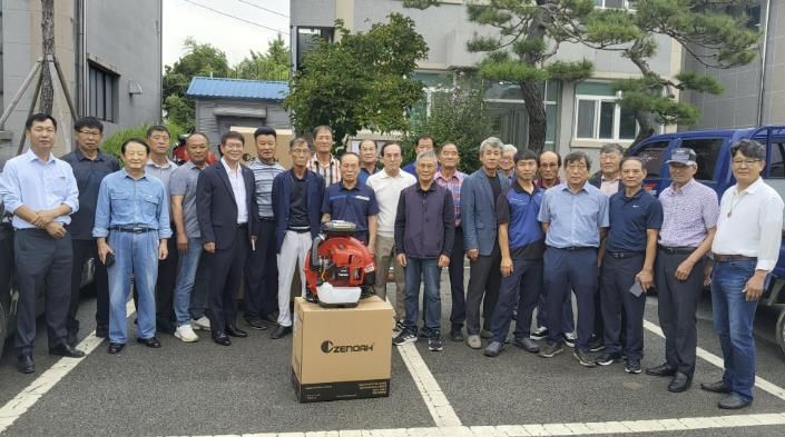예산군이 경로당에 보급한 에어블로워 모습
