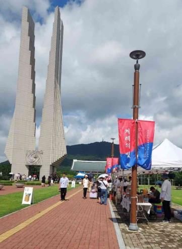천안 독립기념관에서 직거래장터가 열리고 있다.