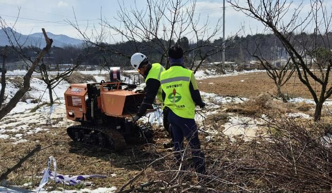 지난 2월 영농 부산물 파쇄단이 농가를 찾아 영농 부산물 파쇄를 지원하는 모습