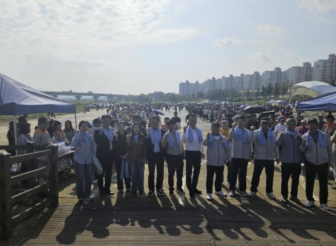 ‘2025년 배방읍 주민 건강 걷기대회’에 앞서 참여자들이 “화이팅”을 외치고 있다.