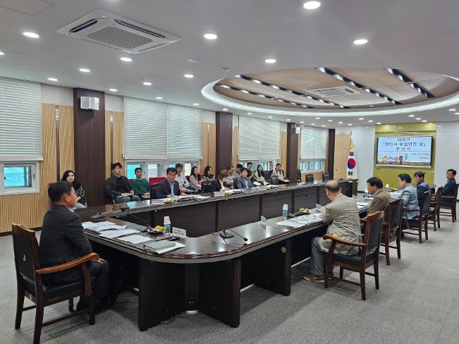 1. 천안시농업기술센터가 우수농업인 심사를 진행하고 있다.