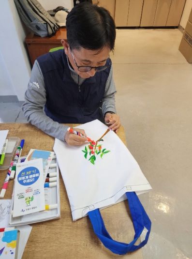 수원시 팔달구 행궁동 경기행복마을관리소, 폐현수막 재활용으로 ‘친환경 나눔’ 실천