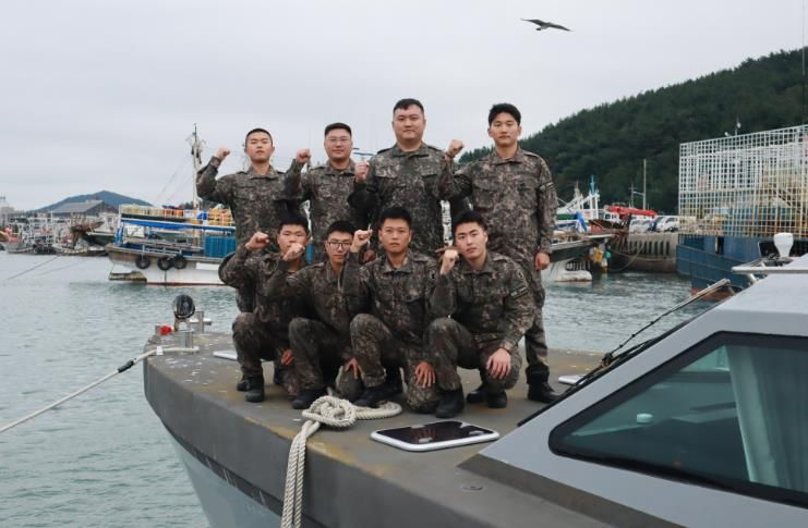8해안감시기동대대 경비정운용반 장병들이 화이팅을 하고있다