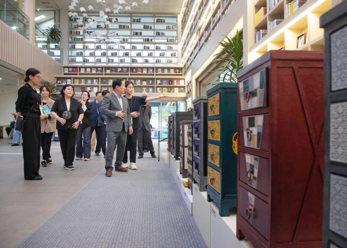 주광덕 남양주시장이 전시작품을 관람하고 있다.