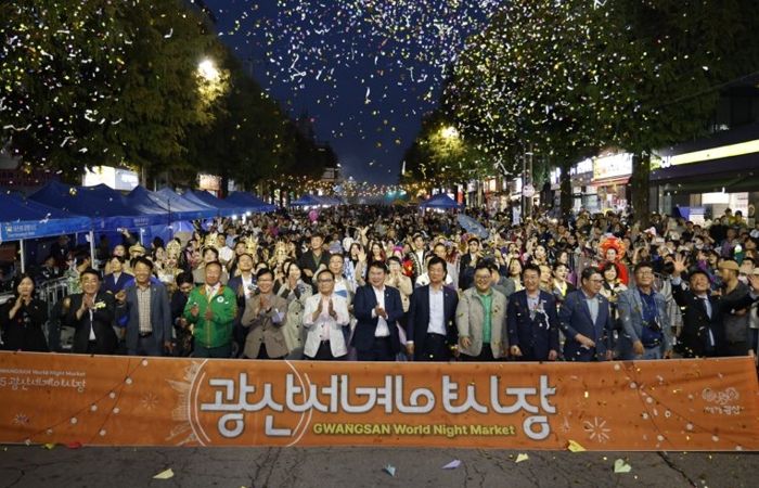 광주광역시교육감 이정선이 지난 18일 광산구 월곡동 목련로 일원에서 광주 광산구 주최로 열린 ‘광산세계야시장’에서 기념사진을 촬영하고 있다.