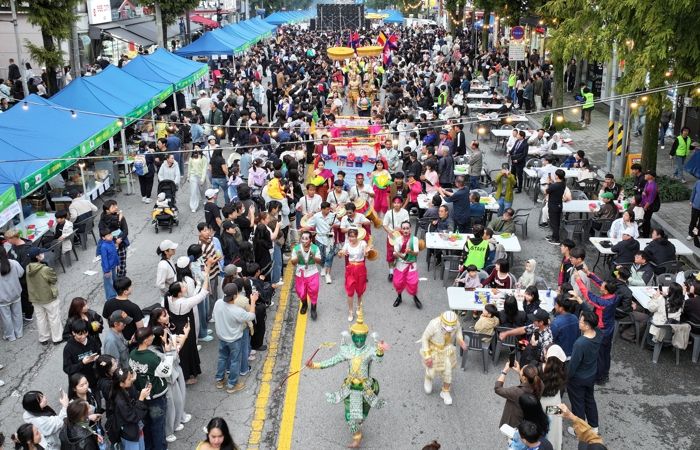 지난 18일 월곡 목련로 일대에서 열린 2025 광산세계야시장퍼레이드 모습