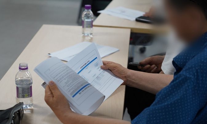 한 청각언어장애인이 지난 6월 인천시사회서비스원 대회의실에서 열린 ‘인천시 청각언어장애인복지관 운영방안 연구’ 중간보고에서 발표 자료를 읽고 있다.