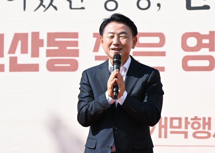 김동근 시장이 10월 19일 고산동 주민자치회의 ‘어울림 한마당’ 행사장에서 인사말을 하고 있다.