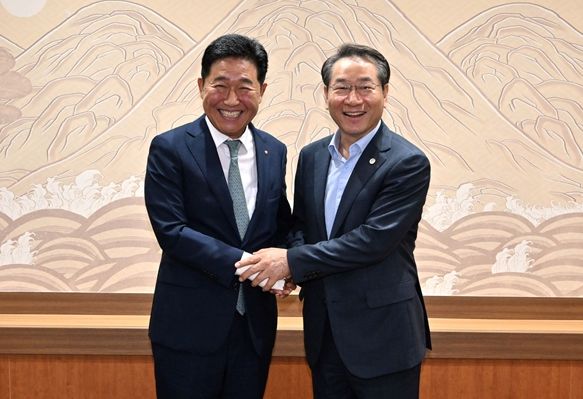 유정복시장이 박종범 세계한인경제무역협회 회장을 만나(25.7.25) 10월 개최되는 세계한인인경제인대회 추진 상황을 점검하고 있다