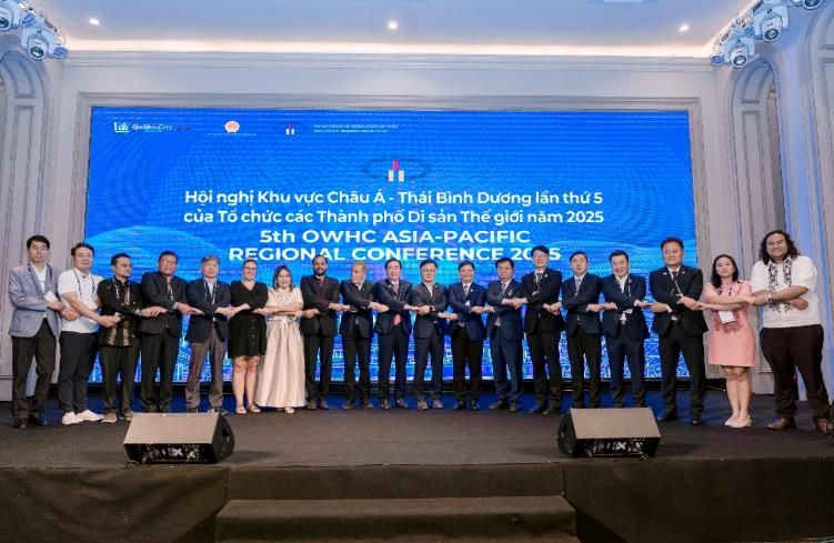 지난 14일 베트남 후에시에서 열린 ‘제5차 세계유산도시기구 아시아·태평양지역 총회’에서 각국 대표들이 기념 촬영을 하고 있다.