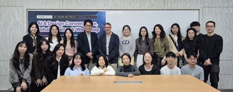지난 10월 16일 전남대 아트&디자인테크놀로지 협동과정 재학생과 영국 노섬브리아대 마크 베일리 교수가 ‘AI & 디자인 융합 글로벌 세미나·워크숍’을 마친 후 기념 촬영을 하고 있다.