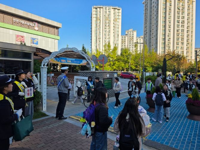가원초 등굣길 ‘6개 기관 합동 안전·존중 문화 캠페인’