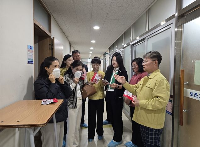 보은교육지원청 전병일 교육장(사진오른쪽 첫 번째)이 학부모 및 교육지원청 직원들과 보은고 기숙사 화재대피용품을 점검하고 있다.