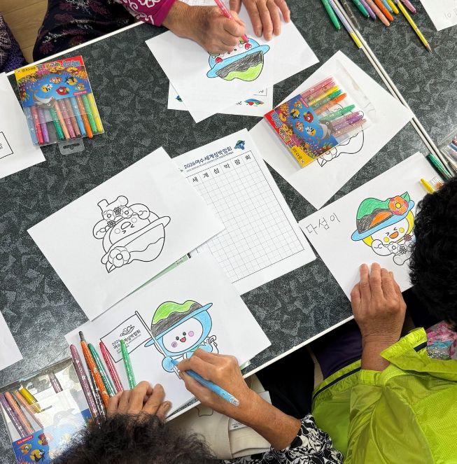 제10기 생활공감정책참여단이 지난 22일 화양면 이목마을회관에서 2026여수세계섬박람회 성공 개최를 위한 홍보활동과 함께 정기 나눔 봉사활동을 펼쳤다고 밝혔다.