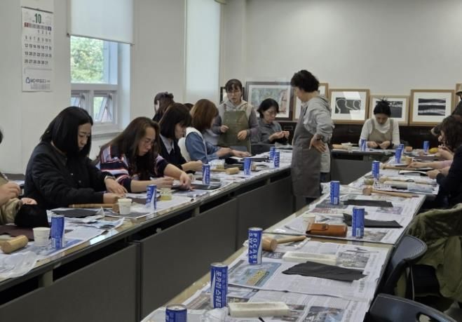 수원시 팔달구 화서2동 새마을문고회, 가죽 공예 프로그램 운영