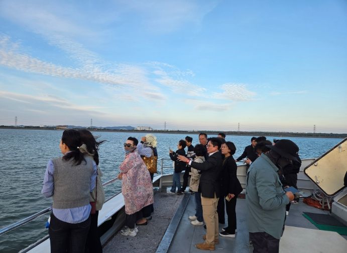 김포시가 한국전쟁 이후 70년만에 김포여객터미널에서 대명항까지 김포 바다의 물길을 열고 김포 바다의 새로운 시대를 선언했다.