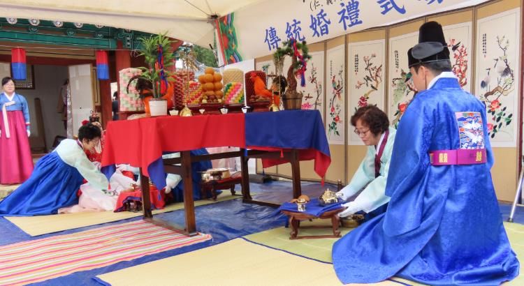 합천군 초계향교 명륜당 앞에서 전통혼례 행사 열려