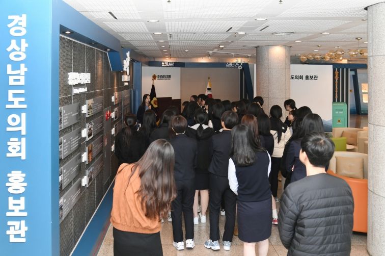 무학‧성지여고 학생들, 청소년 모의의회에서 ‘디지털 교과서 도입’ 토론