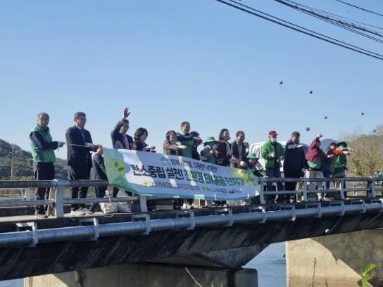 대흥면 EM 흙공 던지기 행사 모습