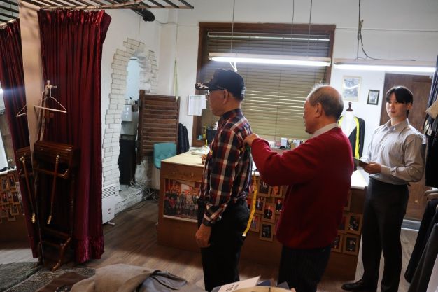 인천보훈지청-김주현 바이각 후원 해군 첩보부대 근무 중 부상 입은 국가유공자에 맞춤 정장 증정