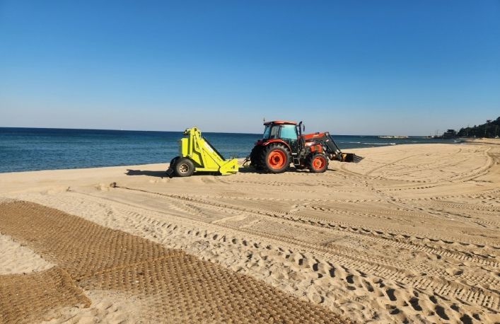 영덕군이 국제H웰니스페스타 행사 장소를 비치 클리너를 활용해 정비하고 있다.