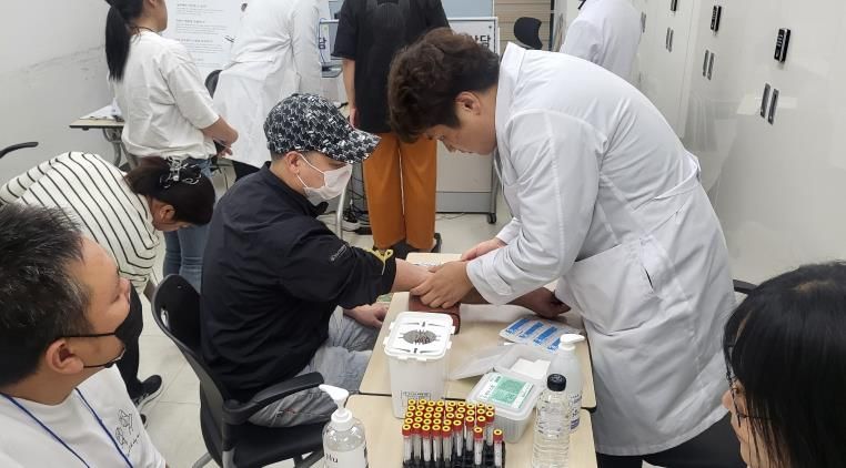 나주시 보건소가 지난 26일 외국인 근로자들을 대상으로 혈액매개감염병 신속 검사를 했다.