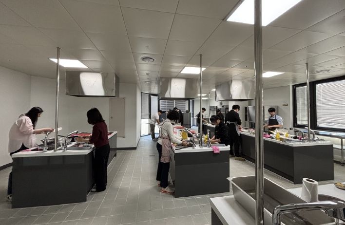 29일 밀양시 상상어울림센터에서 열린 영양관리 요리실습 프로그램 청년 1인 가구 참가자들이 조리 실습을 하고 있다.