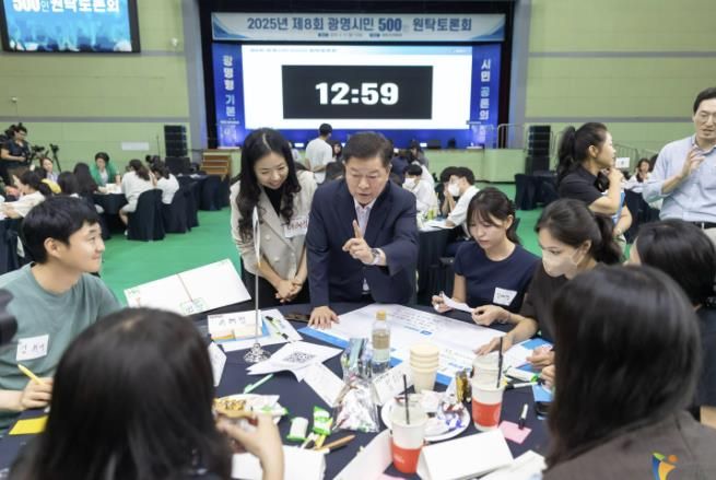 박승원 광명시장이 지난 9월 광명시민체육관에서 열린 '제8회 광명시민 500인 원탁토론회'에서 시민들과 함께 정책을 논의하고 있다.