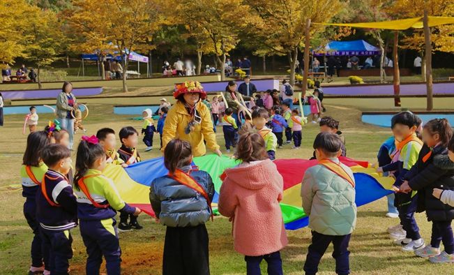 공단은 29일 청라국제도시 노을공원에서 어린이집과 유치원생을 대상으로한 숲 체험프로그램 「가을아 놀자, 노을로 소풍 가자!」를 실시했다.