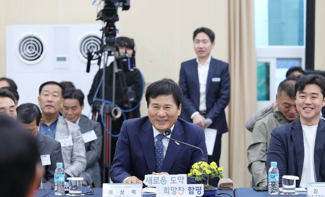 이상익 함평군수가 정책비전 투어에서 연설하는 모습