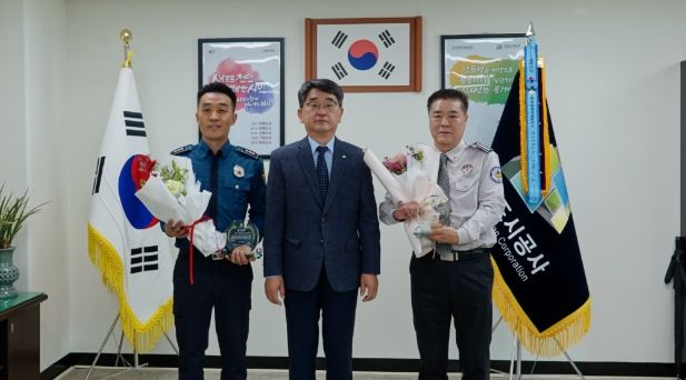 1. 신광호 천안도시공사장이 30일 김인성 성정지구대장과 이재순 서북구 자율방범대장에게 감사패를 전달하고 있다.