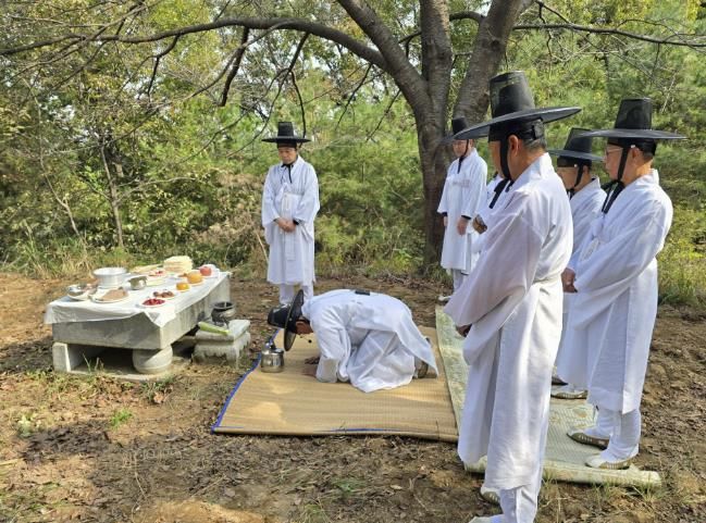 팔곡당산 산신당에서 시의 안녕과 평안을 기원하는 ‘팔곡당산 산신제’를 진행하고 있다.